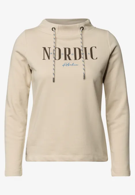 T-shirt à manches longues avec col cheminée et inscription pearl beige Beiger Kapuzenpullover mit bedrucktem Schriftzug "NORDIC" auf der Vorderseite.