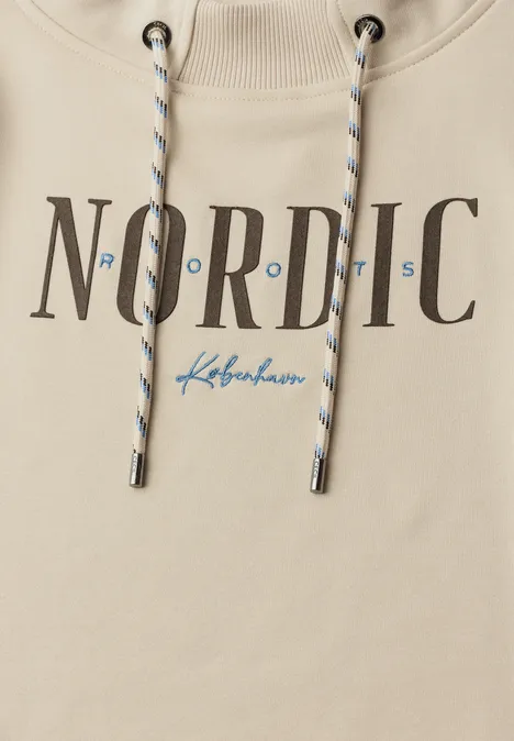 T-shirt à manches longues avec col cheminée et inscription pearl beige Nahaufnahme eines beigen Hoodies mit NORDIC-Print und blauem København-Schriftzug, geflochtene Kordeln.