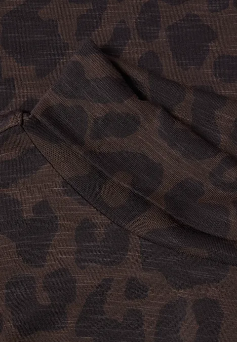Shirt met lange mouwen, col en luipaardprint truffle brown Brauner Stoff mit dunklem Leopardenprint, sichtbare Naht und Tasche.