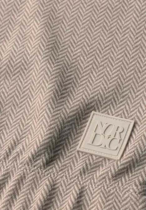 Shirt met lange mouwen en visgraatpatroon pearl beige Beige stof met visgraatmotief en een vierkante merkpatch met geperste letters.