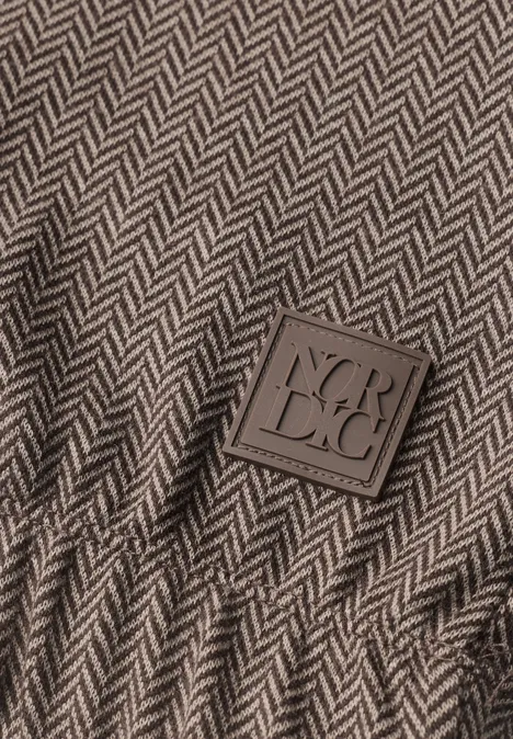 Langarm Shirt mit Herringbone-Muster truffle brown Nahaufnahme eines Herringbone-Gewebes in Grau-Braun mit einem quadratischen Label 'VERDECI'.