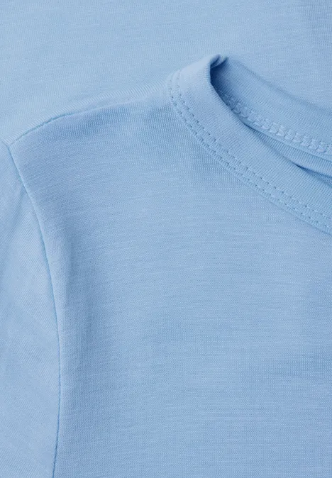 Effen shirt met lange mouwen en een boothals cosmopolitan blue Close-up van een lichtblauw T-shirt met zichtbare halslijn en schoudernaad.