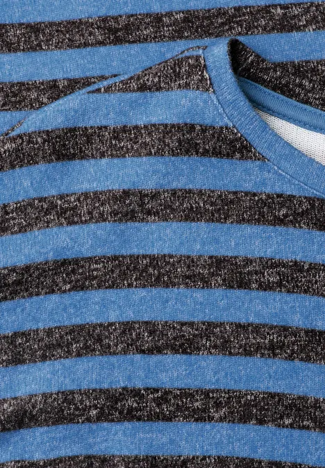 Shirt met lange mouwen, boothals en strepen north blue Detailaufnahme eines Shirts mit blauen und schwarzen horizontalen Streifen am Rundhalsausschnitt.