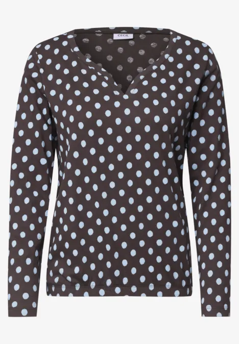 Damen-Langarmshirt in Braun mit hellblauen Polka-Dots und V-Ausschnitt.