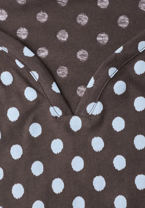Nahaufnahme eines braunen Stoffes mit kleinen braunen und großen hellblauen Polka-Dots