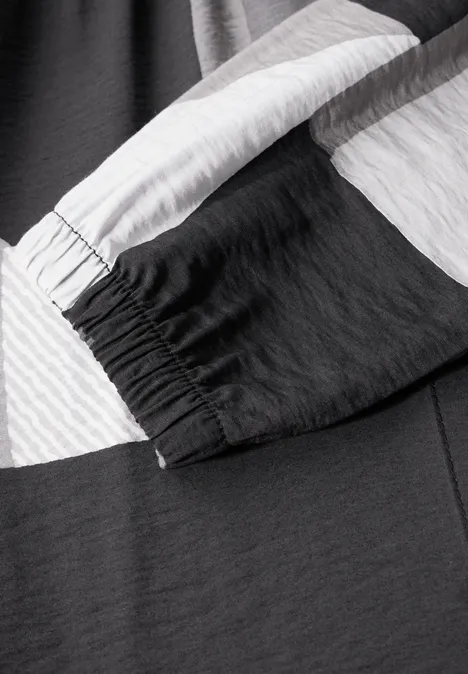 Bluse mit grafischem Muster Black