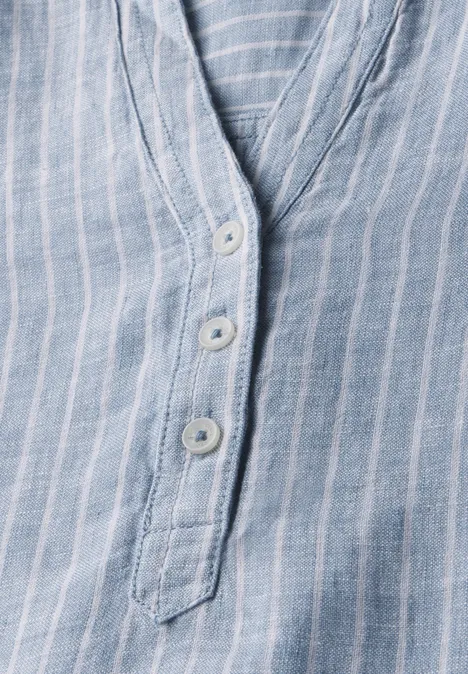 Lichtblauw overhemd met witte strepen en knopen.