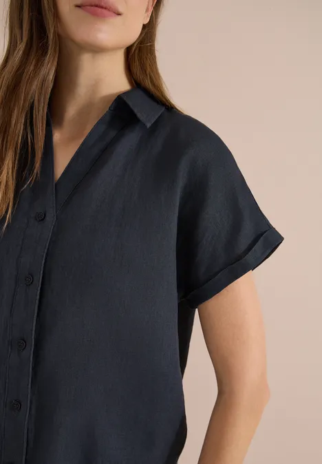 Dunkelblaues, kurzärmliges Leinenhemd mit Kragen und Knopfleiste, locker geschnitten.