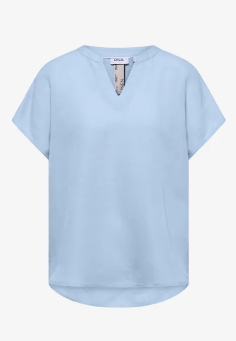 Hellblaues V-Ausschnitt Shirt mit kurzen Ärmeln und leicht gerundetem Saum.