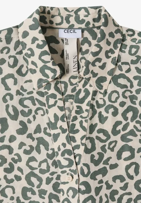Beige Bluse mit dunkelgrünem Leopardenmuster und Hemdkragen.