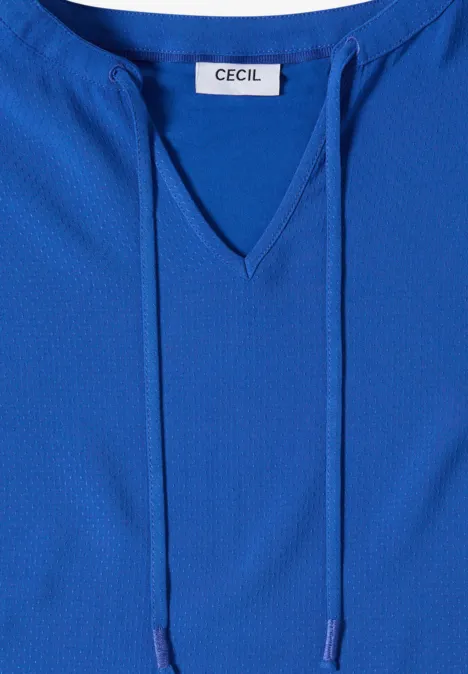 Leichte blaue Damenbluse mit V-Ausschnitt, Kordelzug und CECIL-Label am Kragen.