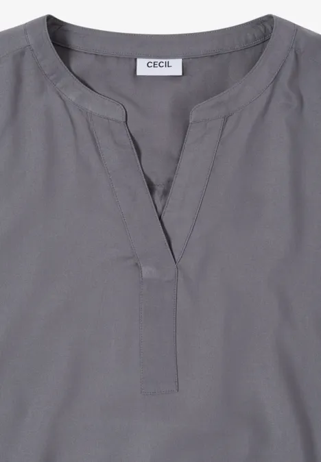 Graue Bluse mit V-Ausschnitt und dezentem Stehkragen, schlicht und elegant.