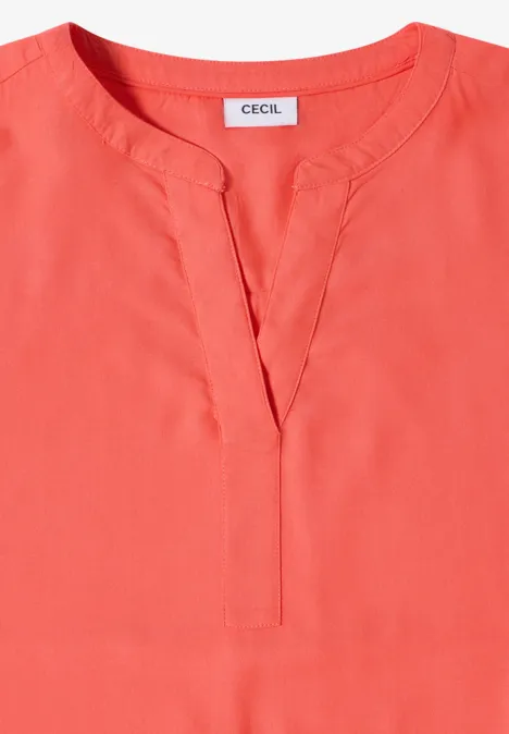 Korallenrote Bluse mit V-Ausschnitt und Rundkragen, schlicht und elegant.