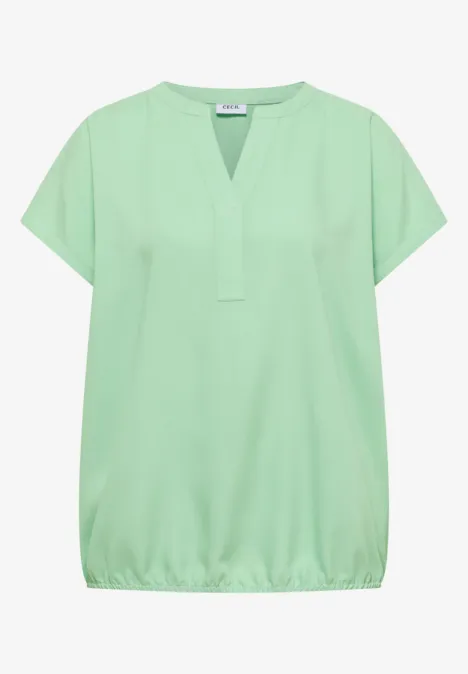 Lichtgroene, lossere blouse met korte mouwen, V-hals en licht geplooide zoom.