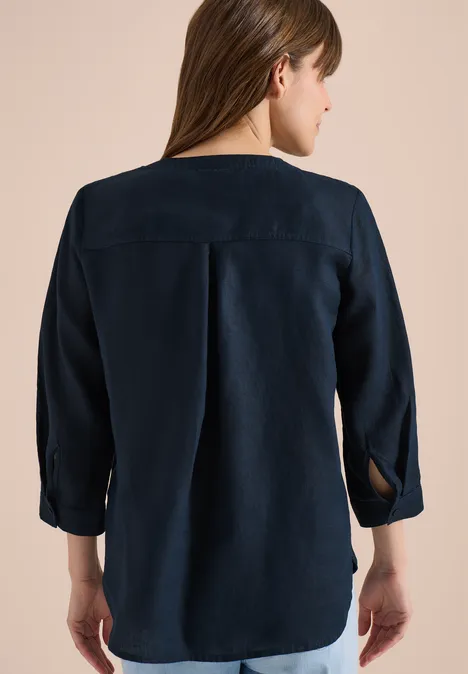 Rückansicht einer dunkelblauen Bluse mit 3/4-Ärmeln und abgerundetem Saum.