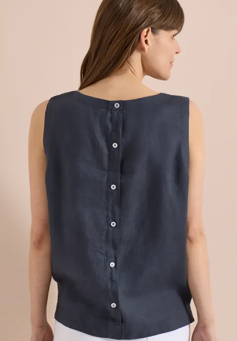 Femme vue de dos portant un débardeur bleu marine sans manches à boutons dans le dos.