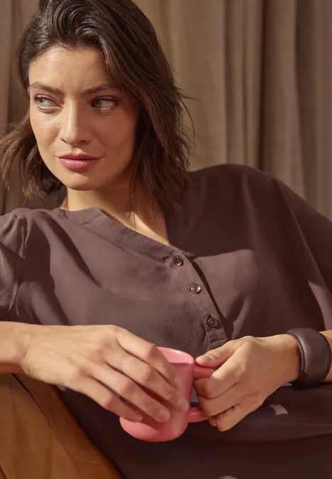 Blouse à manches courtes avec col fendu macchiato brown Blouse à manches courtes avec col fendu macchiato brown