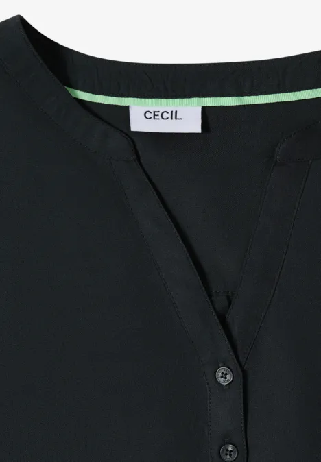 Schwarzes Oberteil mit V-Ausschnitt und sichtbar angebrachten 'CECIL'-Label.