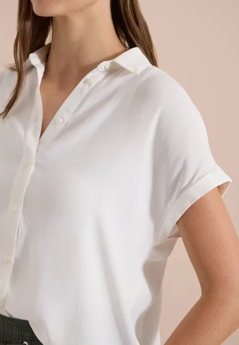 Chemisier à manches courtes uni vanilla white Blouse blanche à manches courtes avec patte de boutonnage fluide.