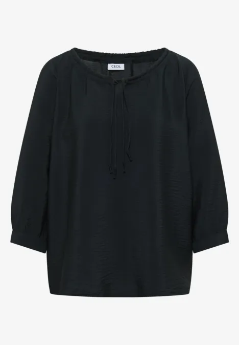 Schwarze Bluse mit dreiviertel Ärmeln und gerafftem, rundem Ausschnitt mit Bindeband.