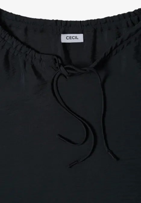 Schwarzes Damen-T-Shirt oder Bluse mit Tunnelzug am Ausschnitt und Markenschild 'CECIL'.