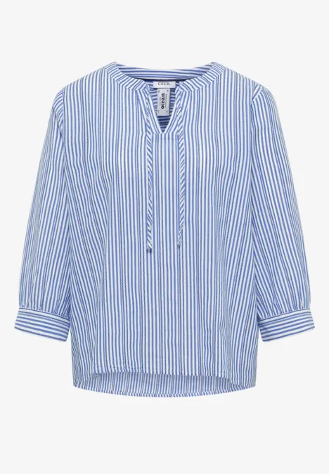 Leichte Bluse mit blau-weißen Streifen, 3/4-Ärmeln und V-Ausschnitt mit Kordelzug.