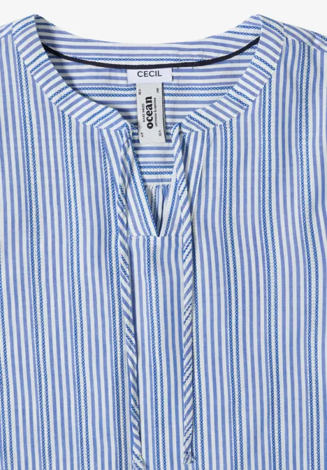 Blau-weiß gestreiftes Damenblusenshirt mit V-Ausschnitt und geradem Schnitt.