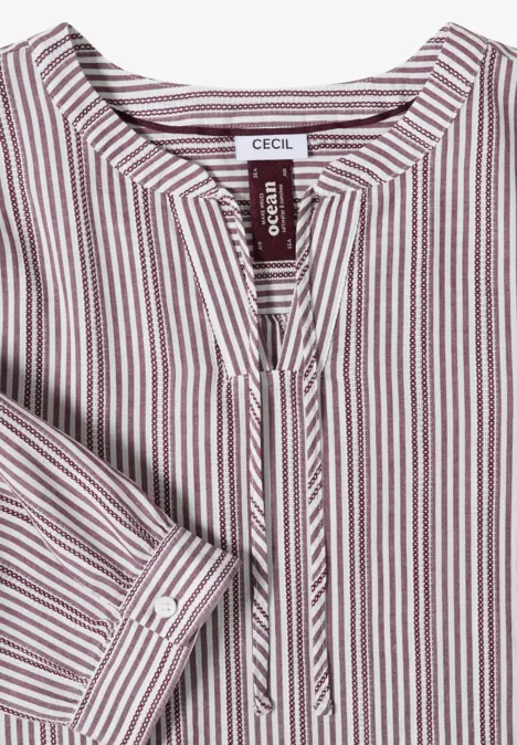 Gestreiftes Langarm-Shirt in Weiß mit dünnen Rot- und Blaustreifen, V-Ausschnitt mit Kordelzug, CECIL-Label.