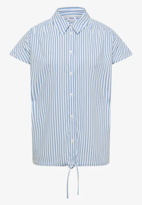 Kurzärmlige hellblau-weiß gestreifte Bluse mit Knopfleiste und vorn gebundenem Saum.