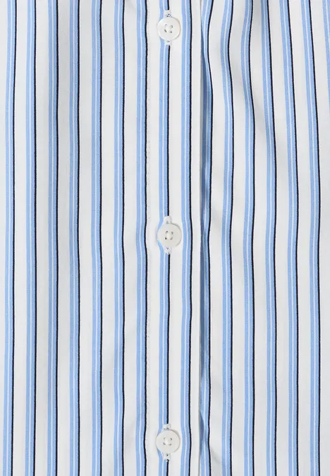 Hemd mit weißen Knöpfen und grauen sowie blauen, senkrechten Streifen.