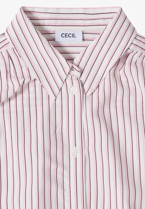 Gefaltete weiße Bluse mit feinen pinken Längsstreifen und spitz zulaufendem Kragen.