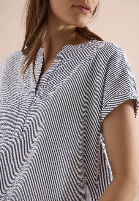 Bluse mit Split Neck in Seersuckerqualität universal blue