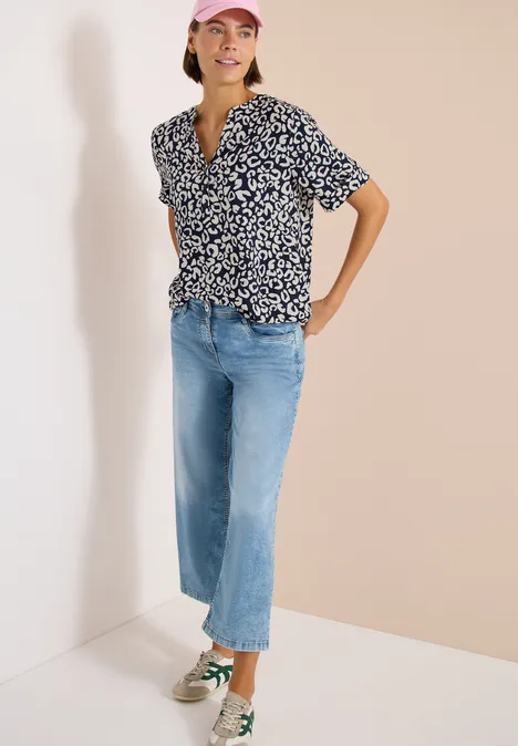 Bluse mit Split Neck und mit Leo-Muster urban dark blue Bluse mit Split Neck und mit Leo-Muster urban dark blue