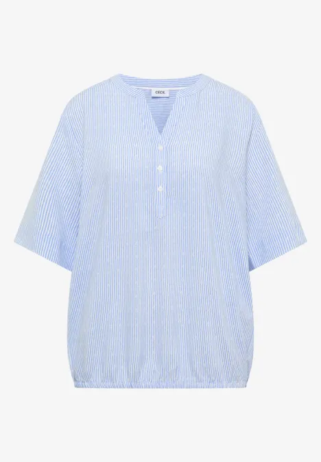 Luchtige lichtblauwe damesblouse met fijne witte stippen, V-hals met 3 knopen, korte mouwen en elastische zoom.