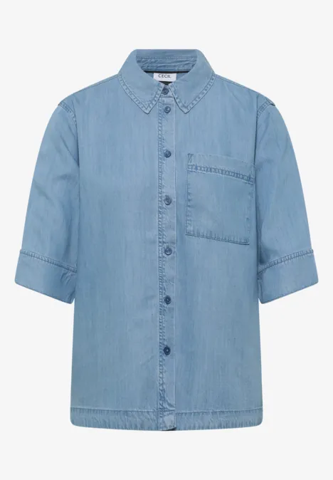 Hellblaues Jeanshemd mit kurzen Ärmeln, Knopfleiste und aufgesetzter Brusttasche.