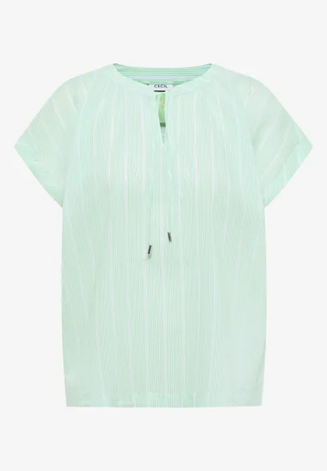Chemisier vert menthe à manches courtes, rayures blanches verticales et lien au col rond.