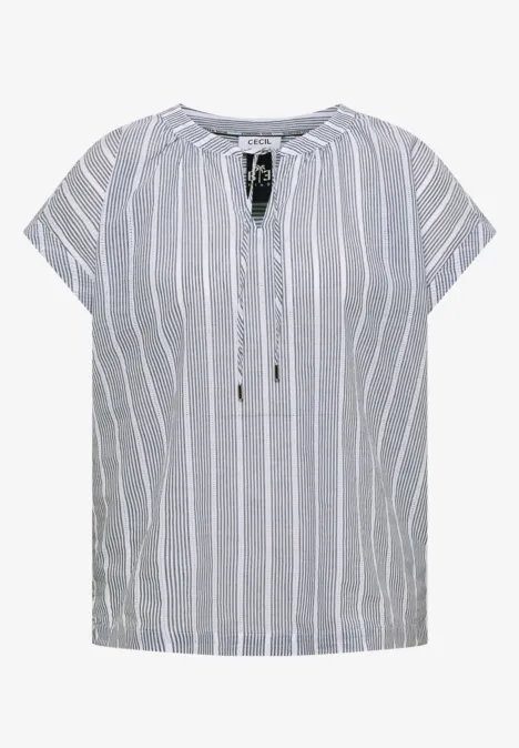 Leichtes graues Damenblusenshirt mit weißen Streifen, kurzem Ärmel und V-Ausschnitt mit Metallkordelzug.