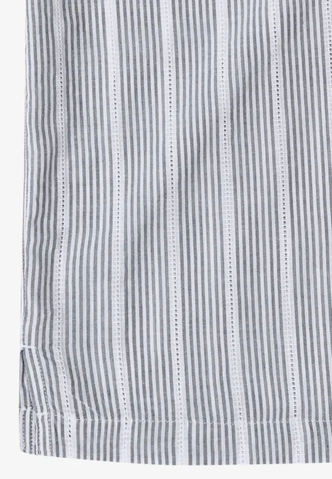 Leichter Stoff mit feinen, gleichmäßigen blauen und weißen vertikalen Streifen.