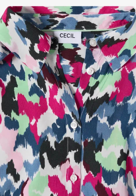 Bunte CECIL-Bluse mit abstraktem Muster in Pink, Blau, Grün, Schwarz und Weiß, Blick auf Kragen und Knopfleiste.