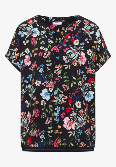 Schwarzes Kurzarm-Shirt mit buntem Blumenmuster.