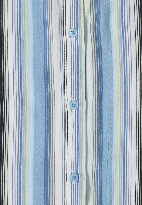 Nahe Ansicht eines gestreiften Hemdenvorderteils mit drei blauen Knöpfen.
