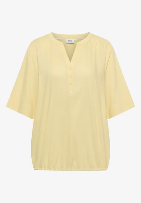 Helles gelbes Damen-Shirt mit 3/4-Ärmeln, V-Ausschnitt und Knopfleiste.