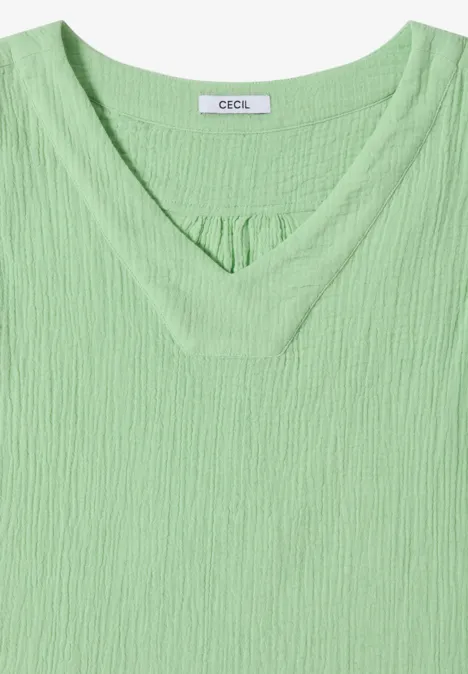 Een lichtgroen dames-T-shirt met V-hals, gestructureerde stof en een korte, casual pasvorm.