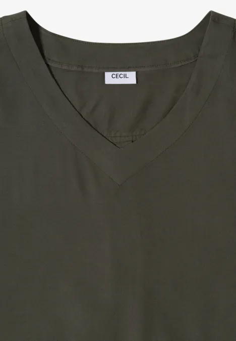 Ein schlichtes, olivgrünes T-Shirt mit V-Ausschnitt und Label im Nacken.