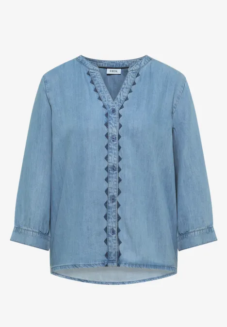 Hellblaue Jeansbluse mit V-Ausschnitt, Rüschen entlang der Front und 3/4-Ärmeln.