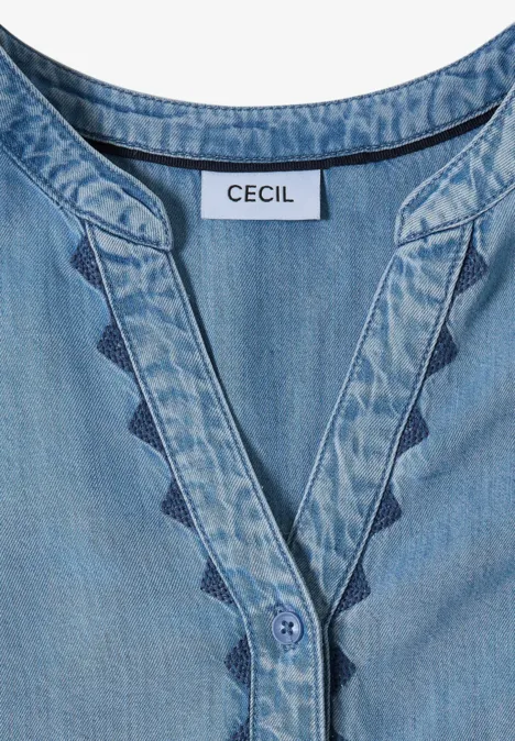 Hellblaue Denim-Bluse mit V-Ausschnitt und Ziernähten, Label 'CECIL' am Kragen.