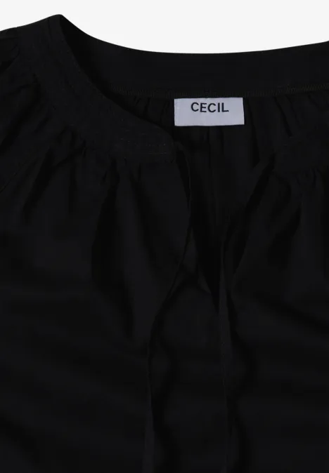 Schwarze Bluse mit Raffung und Bindeband am Rundhalsausschnitt, Markenlabel CECIL innen angebracht.