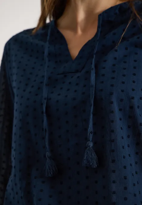 Dunkelblaue Bluse mit feinem Lochmuster und Kordelzug am V-Ausschnitt.