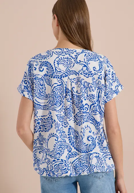 Blouse met split in de hals en print vanilla white Damesblouse met blauw paisley-motief op witte ondergrond, korte mouwen, losse pasvorm.