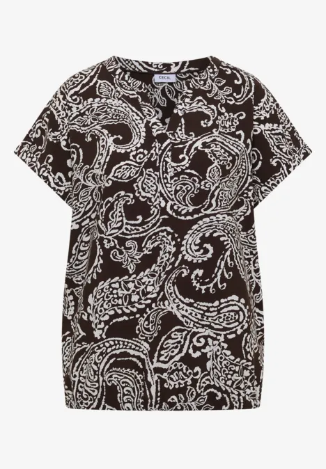 Blouse met split in de hals en print brown cacao Zwart T-shirt met wit paisleypatroon.